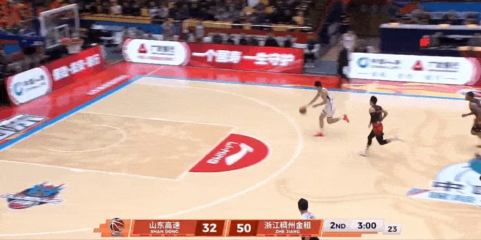 陆文博抢断后一条龙快攻轻松得手,浙江队52-32领先山东20分