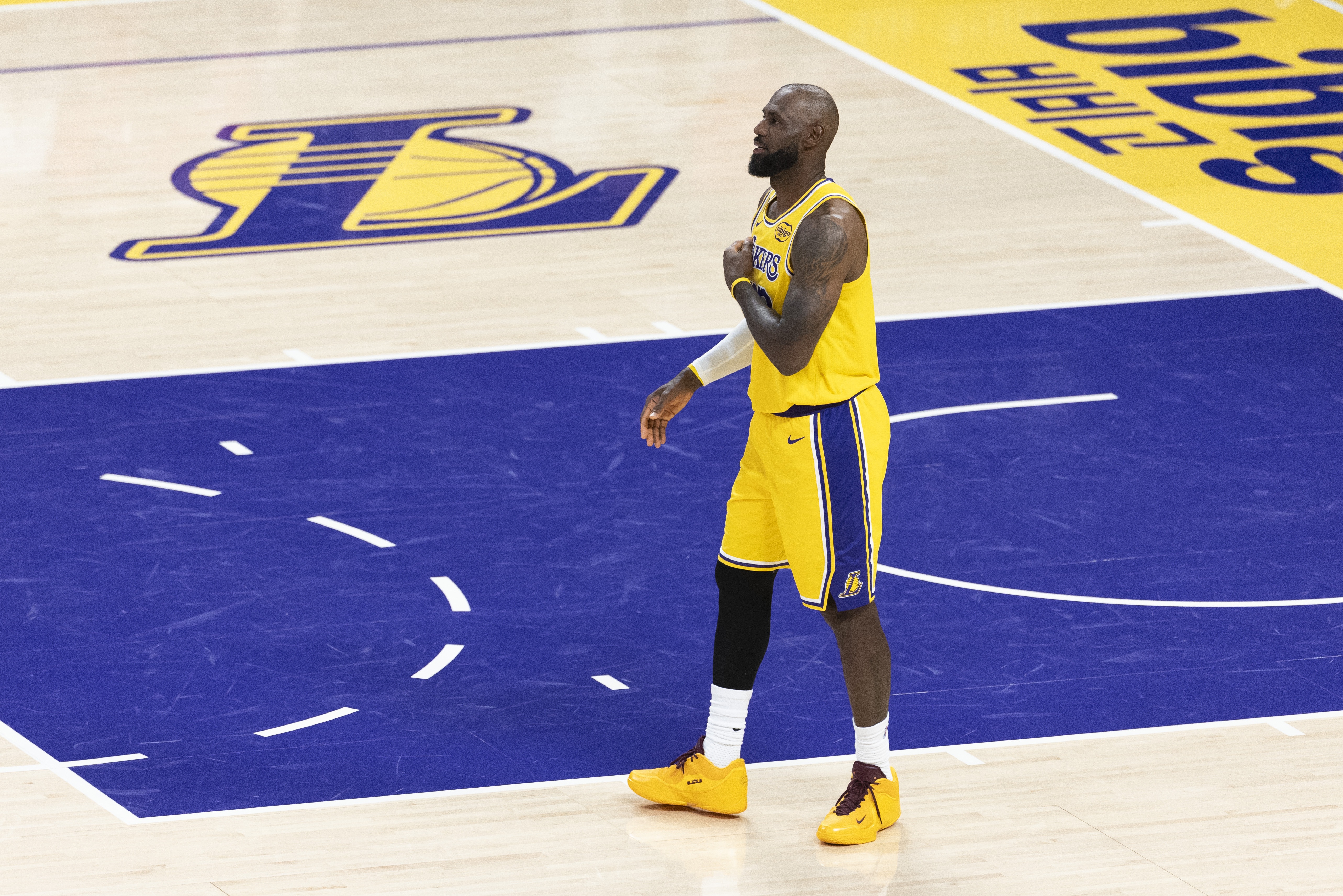 星空体育-未来成谜！詹姆斯还会继续征战NBA吗？他会接受多大幅度的降薪？